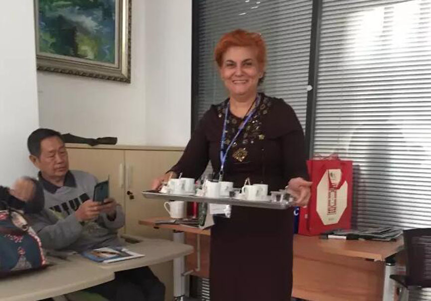 米娜夫人为大家制作咖啡.jpg 米娜夫人为大家制作咖啡.jpg