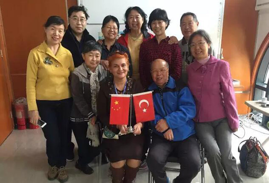 米娜夫人与各位合影.jpg 米娜夫人与各位合影.jpg