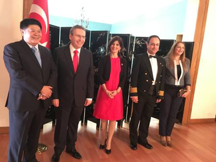 土耳其驻华大使馆大使携夫人迎接宾客.jpg 土耳其驻华大使馆大使携夫人迎接宾客.jpg